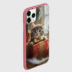 Чехол iPhone 11 Pro матовый Новогодний котенок и подарок, цвет: 3D-малиновый — фото 2