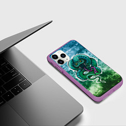 Чехол iPhone 11 Pro матовый Агрессивная зеленая змея на абстрактном фоне, цвет: 3D-фиолетовый — фото 2