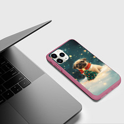Чехол iPhone 11 Pro матовый Мопс и маленькая елочка, цвет: 3D-малиновый — фото 2