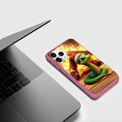 Чехол iPhone 11 Pro матовый Зеленая новогодняя змея 2025 года, цвет: 3D-малиновый — фото 2