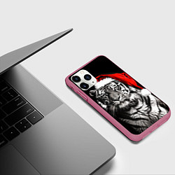 Чехол iPhone 11 Pro матовый Тигр в красном колпаке Деда Мороза, цвет: 3D-малиновый — фото 2