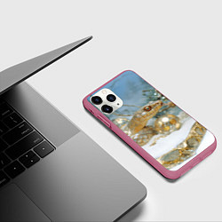 Чехол iPhone 11 Pro матовый Золотистая змея 2025, цвет: 3D-малиновый — фото 2