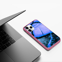 Чехол iPhone 11 Pro матовый Трещины на абстрактном синем фоне, цвет: 3D-малиновый — фото 2