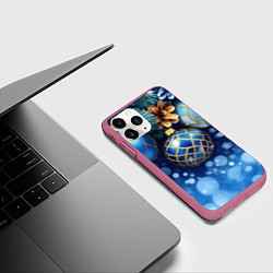 Чехол iPhone 11 Pro матовый Синие новогодние шары, цвет: 3D-малиновый — фото 2