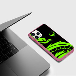 Чехол iPhone 11 Pro матовый Квейк кислотный дракон лого, цвет: 3D-малиновый — фото 2