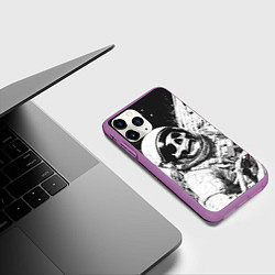Чехол iPhone 11 Pro матовый Скелет в космосе черно-белый, цвет: 3D-фиолетовый — фото 2