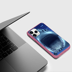 Чехол iPhone 11 Pro матовый Белая акула, цвет: 3D-малиновый — фото 2