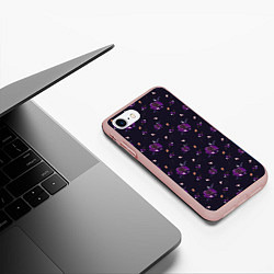 Чехол iPhone 7/8 матовый Фиолетовые розы на темном фоне, цвет: 3D-светло-розовый — фото 2