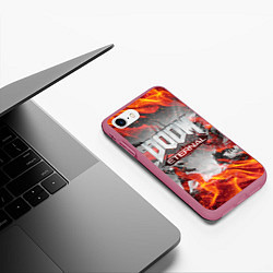 Чехол iPhone 7/8 матовый DOOM ETERNAL ДУМ ПАЛАЧ РОКА В ОГНЕ, цвет: 3D-малиновый — фото 2