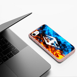 Чехол iPhone 7/8 матовый TES SKYRIM BATTLE FIRE БИТВА ОГНЕЙ, цвет: 3D-светло-розовый — фото 2