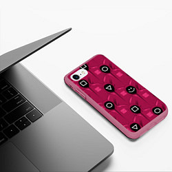 Чехол iPhone 7/8 матовый СОТРУДНИКИ ИГРЫ В КАЛЬМАРА Squid Game, цвет: 3D-малиновый — фото 2
