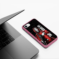 Чехол iPhone 7/8 матовый БУМАЖНЫЙ ДОМ, СОЛДАТ С ОРУЖИЕМ ФОРМУЛЫ, цвет: 3D-малиновый — фото 2
