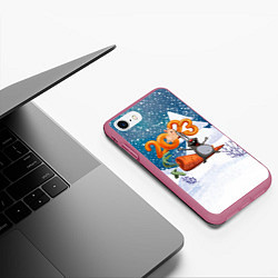 Чехол iPhone 7/8 матовый 2023 заяц с большой морковкой, цвет: 3D-малиновый — фото 2