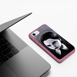 Чехол iPhone 7/8 матовый Уэнсдэй портрет, цвет: 3D-малиновый — фото 2