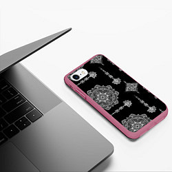 Чехол iPhone 7/8 матовый Паттерн с орнаментом мандалы на черном фоне, цвет: 3D-малиновый — фото 2