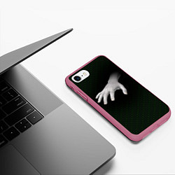 Чехол iPhone 7/8 матовый Белая рука на плетёной текстуре, цвет: 3D-малиновый — фото 2