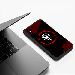 Чехол iPhone XS Max матовый Символ Sally Face и краска вокруг на темном фоне, цвет: 3D-черный — фото 2