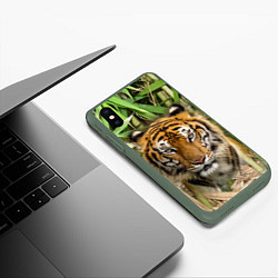 Чехол iPhone XS Max матовый Матёрый тигр в зарослях бамбука, цвет: 3D-темно-зеленый — фото 2