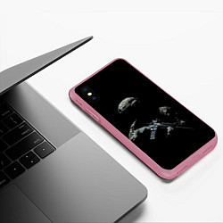 Чехол iPhone XS Max матовый Солдат в темноте, цвет: 3D-малиновый — фото 2