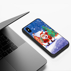 Чехол iPhone XS Max матовый Дед Мороз с мешком и елкой, цвет: 3D-черный — фото 2