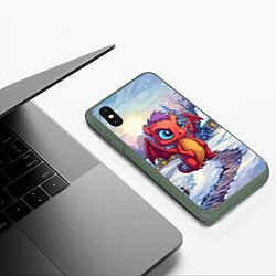 Чехол iPhone XS Max матовый Милый дракон в новогодней деревне, цвет: 3D-темно-зеленый — фото 2