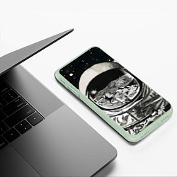 Чехол iPhone XS Max матовый Космонавт в черно-белом мире, цвет: 3D-салатовый — фото 2