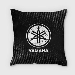 Подушка квадратная Yamaha с потертостями на темном фоне, цвет: 3D-принт