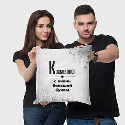 Подушка квадратная Косметолог с очень большой буквы на светлом фоне, цвет: 3D-принт — фото 2
