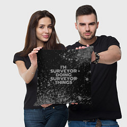 Подушка квадратная Im surveyor doing surveyor things: на темном, цвет: 3D-принт — фото 2