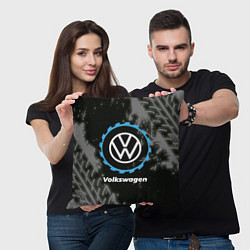 Подушка квадратная Volkswagen в стиле Top Gear со следами шин на фоне, цвет: 3D-принт — фото 2