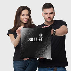 Подушка квадратная Skillet glitch на темном фоне: символ сверху, цвет: 3D-принт — фото 2