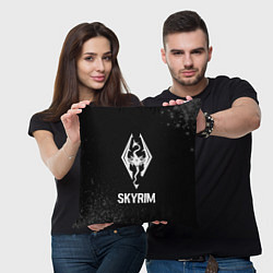 Подушка квадратная Skyrim glitch на темном фоне, цвет: 3D-принт — фото 2