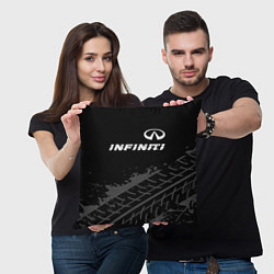 Подушка квадратная Infiniti speed на темном фоне со следами шин посер, цвет: 3D-принт — фото 2