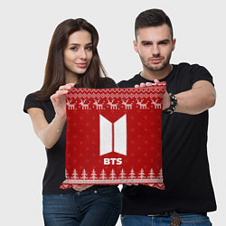 Подушка квадратная Новогодний BTS с оленями, цвет: 3D-принт — фото 2