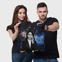 Подушка квадратная Lana Del Rey в костюме, цвет: 3D-принт — фото 2
