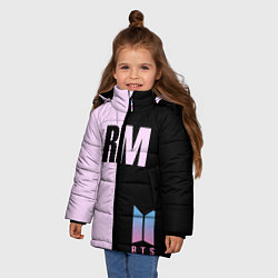 Куртка зимняя для девочки BTS RM, цвет: 3D-черный — фото 2