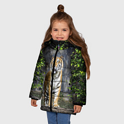 Куртка зимняя для девочки ТИГР В ЛЕСУ, цвет: 3D-черный — фото 2