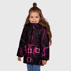Куртка зимняя для девочки Игра в кальмара смотрящий тут как тут, цвет: 3D-красный — фото 2