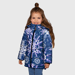 Куртка зимняя для девочки Белые снежинки на темно-синем фоне, цвет: 3D-черный — фото 2