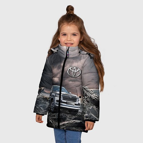 Зимняя куртка для девочки Toyota Land Cruiser 200 среди скал / 3D-Черный – фото 3
