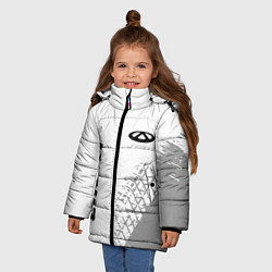 Куртка зимняя для девочки Chery speed на светлом фоне со следами шин: надпис, цвет: 3D-черный — фото 2
