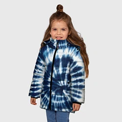Куртка зимняя для девочки Эффект тай дай - размытый синий узор, цвет: 3D-черный — фото 2