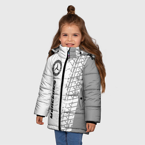 Зимняя куртка для девочки Mercedes speed на светлом фоне со следами шин: по- / 3D-Черный – фото 3