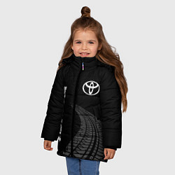 Куртка зимняя для девочки Toyota speed на темном фоне со следами шин: надпис, цвет: 3D-черный — фото 2