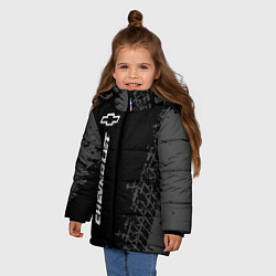 Куртка зимняя для девочки Chevrolet speed на темном фоне со следами шин: по-, цвет: 3D-черный — фото 2