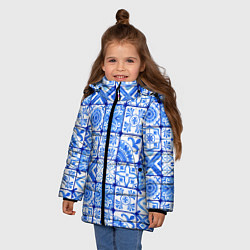 Куртка зимняя для девочки Голубая плитка из кухни, цвет: 3D-красный — фото 2