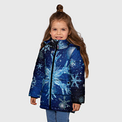 Куртка зимняя для девочки Новогодние снежинки кружатся, цвет: 3D-черный — фото 2