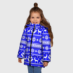 Куртка зимняя для девочки Новый год ели и олени на синем фоне, цвет: 3D-светло-серый — фото 2