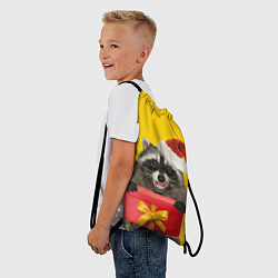 Рюкзак-мешок Криповый енот-санта с подарком, цвет: 3D-принт — фото 2