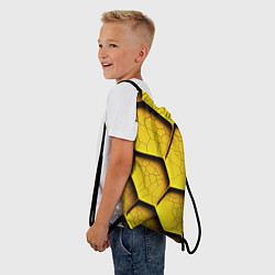 Рюкзак-мешок Желтые шестиугольники с трещинами - объемная текст, цвет: 3D-принт — фото 2